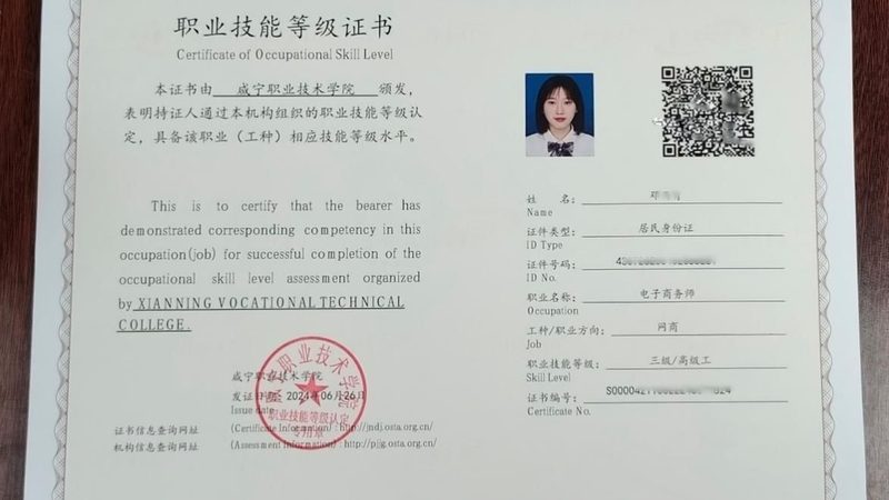 在人员配置上，不同规模和需求的企业可能会有所不同。以下是一个参考比例：
